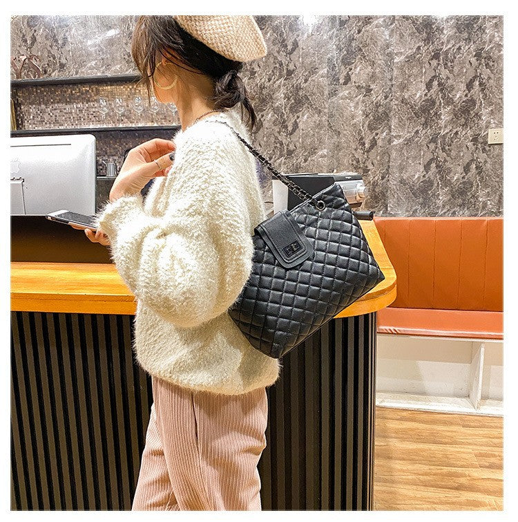 Wholesale 2025 New Fashion Casual Underarm Bag Quilted Embroidery Chain Bag Women's Shoulder Crossbody Tote Bag For Women